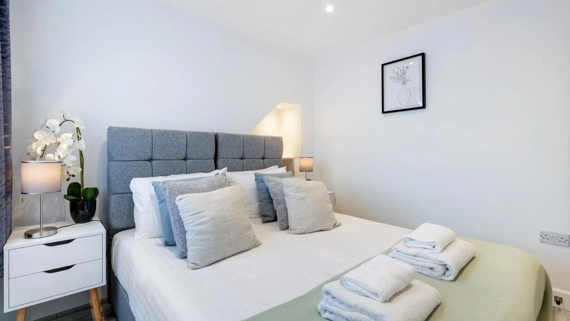 Bright 6 Bedroom 3 Bath House Ideal For Pinewood Studios Iver