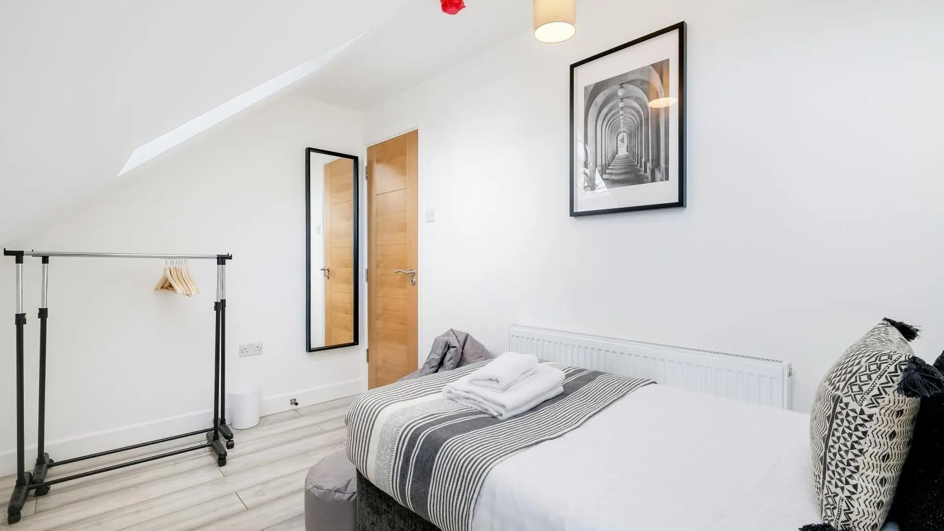 Bright 6 Bedroom 3 Bath House Ideal For Pinewood Studios Iver Holiday home