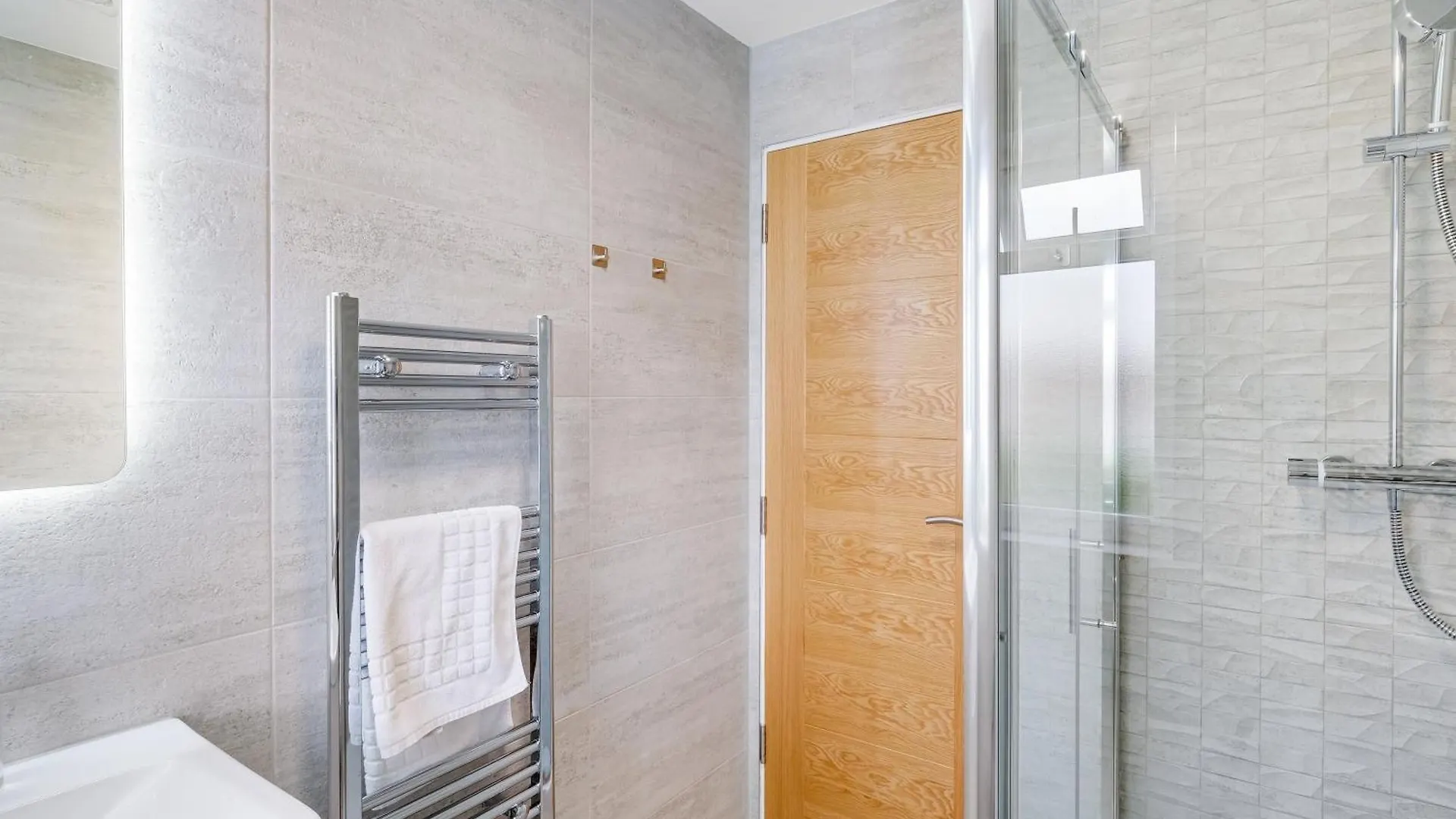 Bright 6 Bedroom 3 Bath House Ideal For Pinewood Studios Iver 0*,  United Kingdom