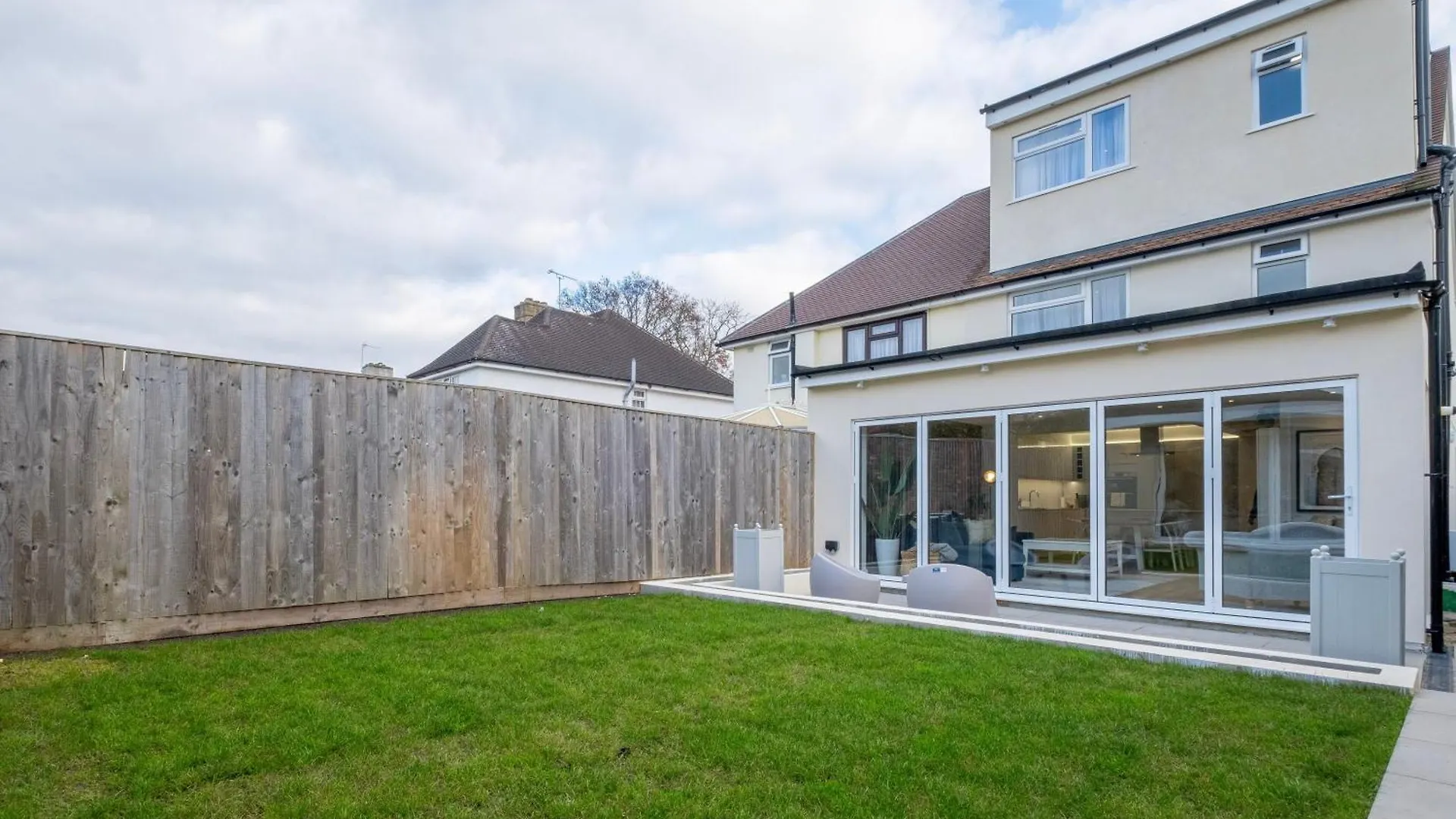 Bright 6 Bedroom 3 Bath House Ideal For Pinewood Studios Iver Holiday home