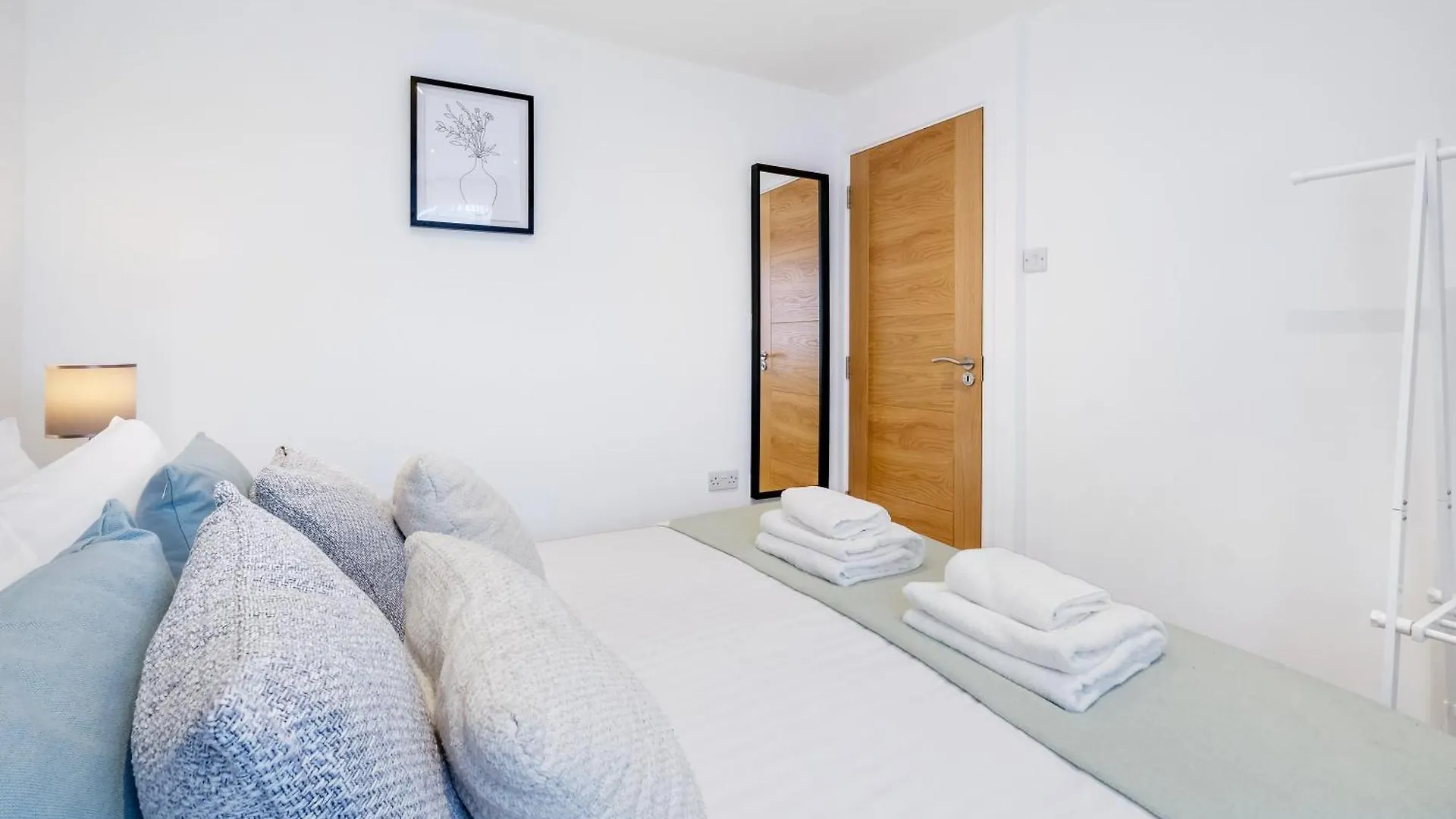 Holiday home Bright 6 Bedroom 3 Bath House Ideal For Pinewood Studios Iver