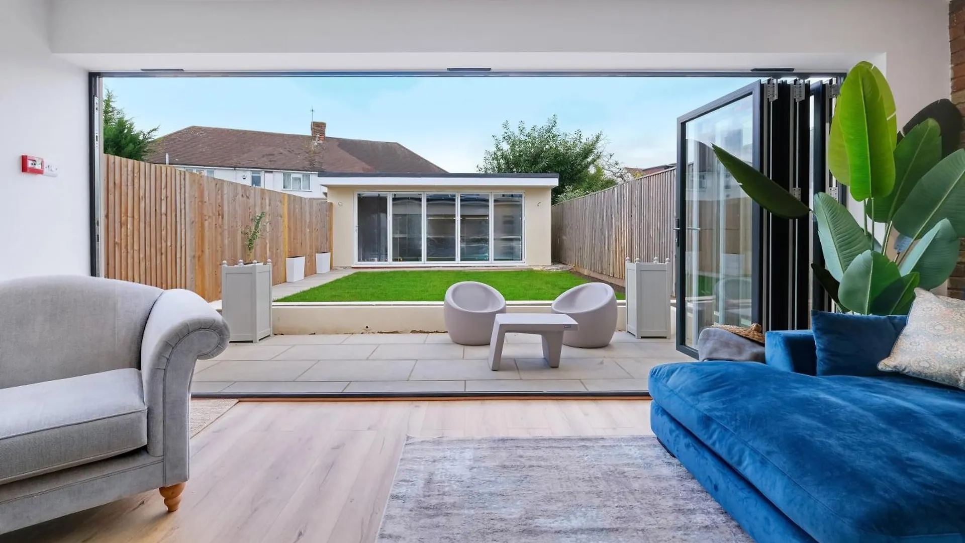 Bright 6 Bedroom 3 Bath House Ideal For Pinewood Studios Iver Holiday home