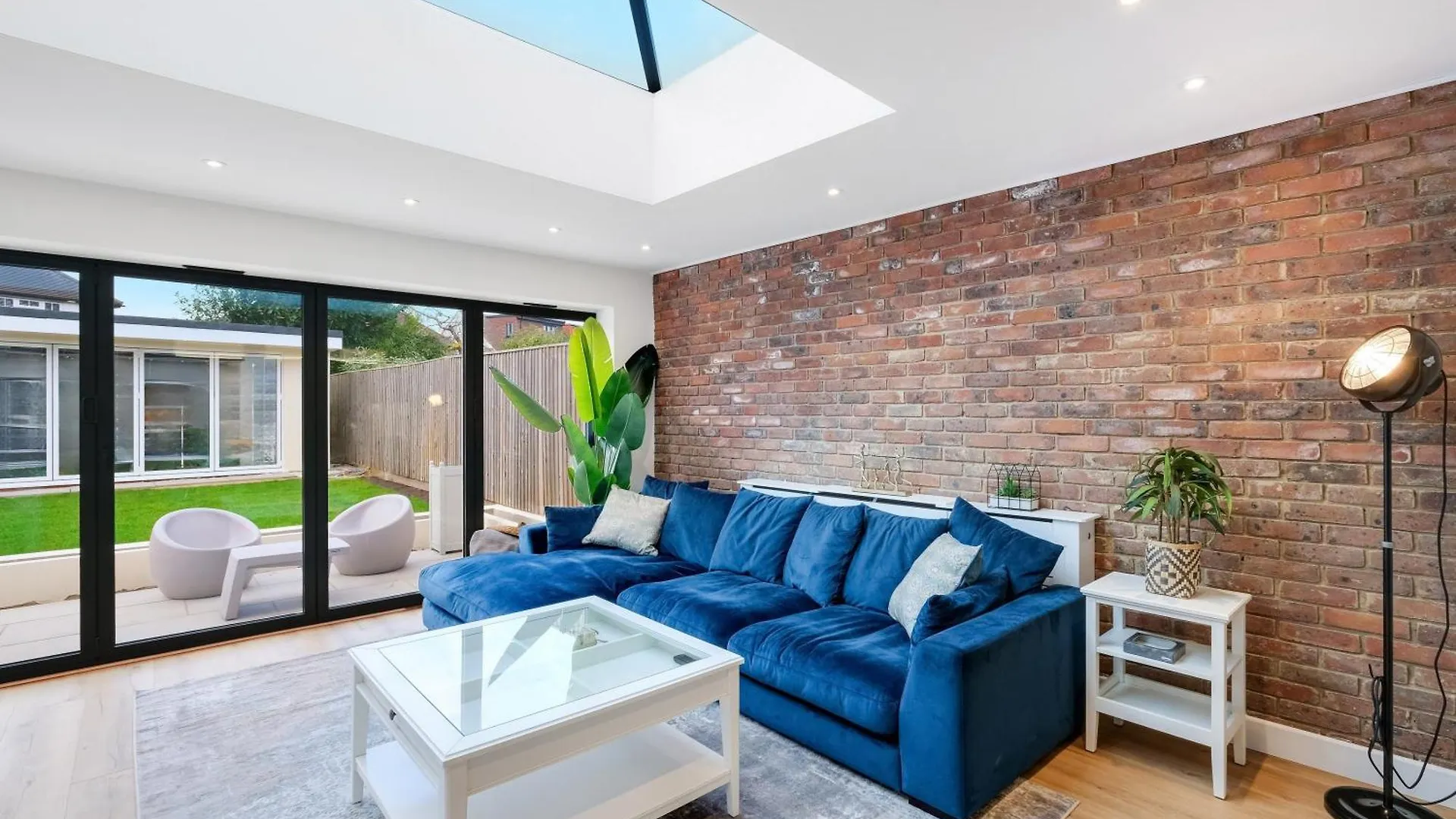 Bright 6 Bedroom 3 Bath House Ideal For Pinewood Studios Iver