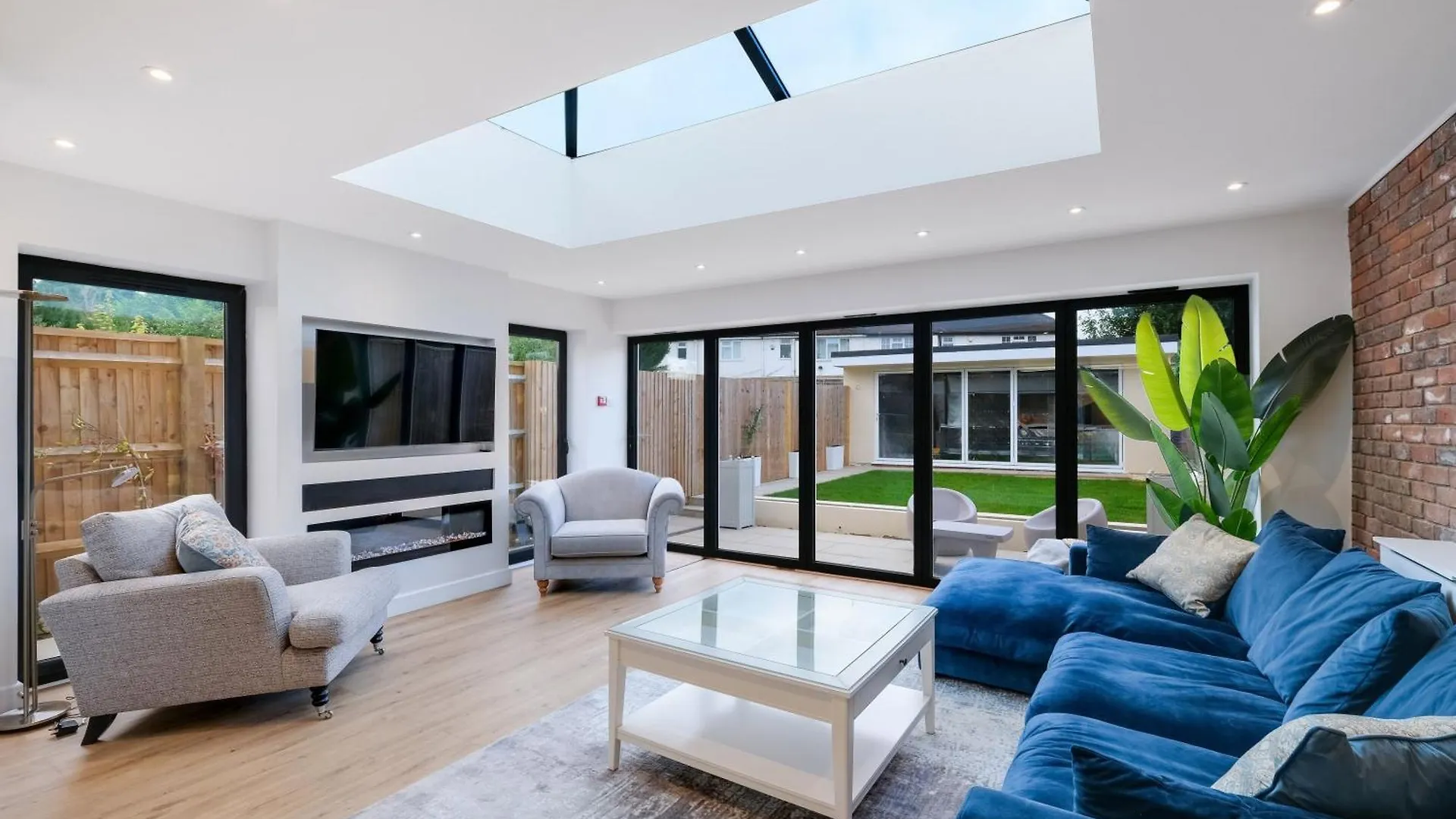 Bright 6 Bedroom 3 Bath House Ideal For Pinewood Studios Iver Holiday home