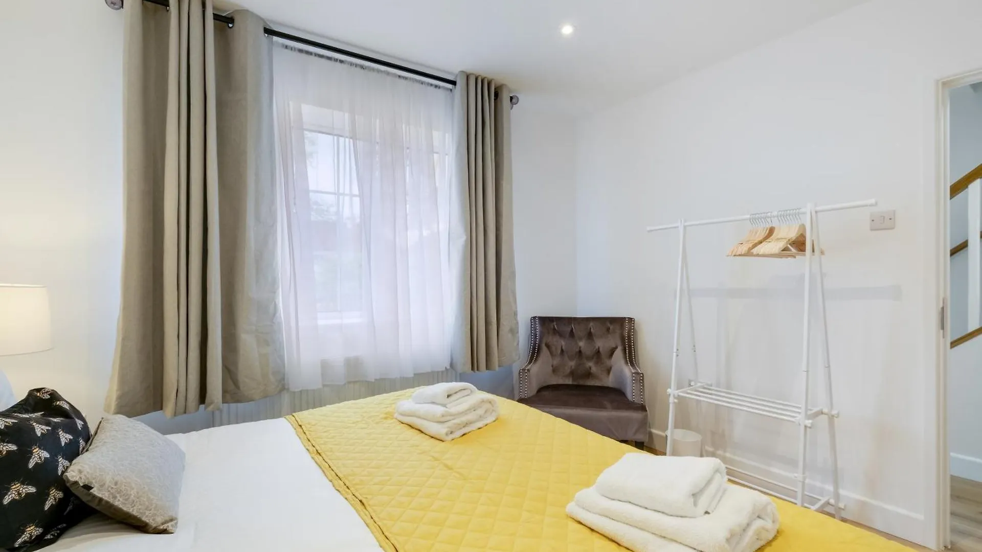Bright 6 Bedroom 3 Bath House Ideal For Pinewood Studios Iver Holiday home