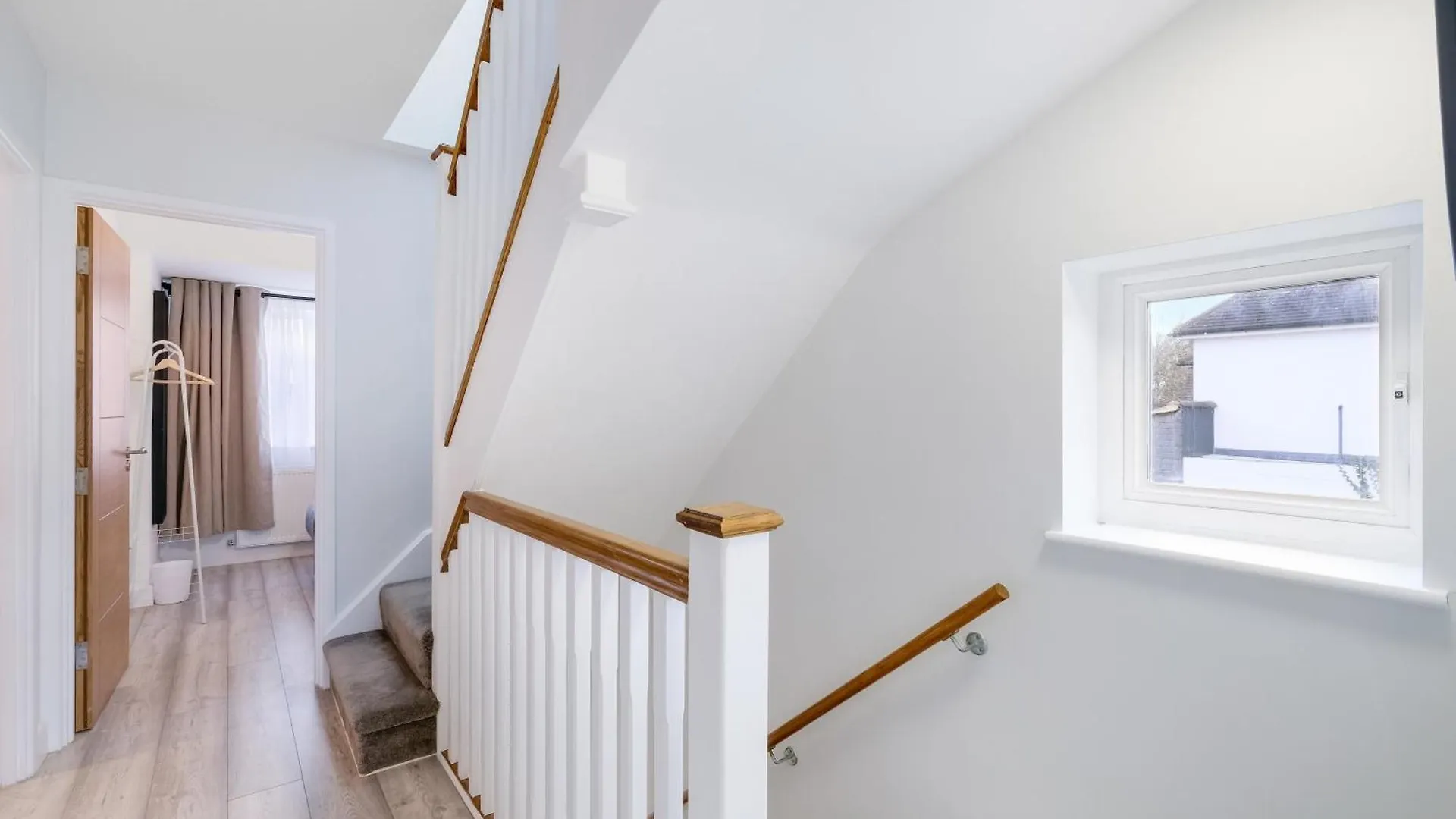 Holiday home Bright 6 Bedroom 3 Bath House Ideal For Pinewood Studios Iver