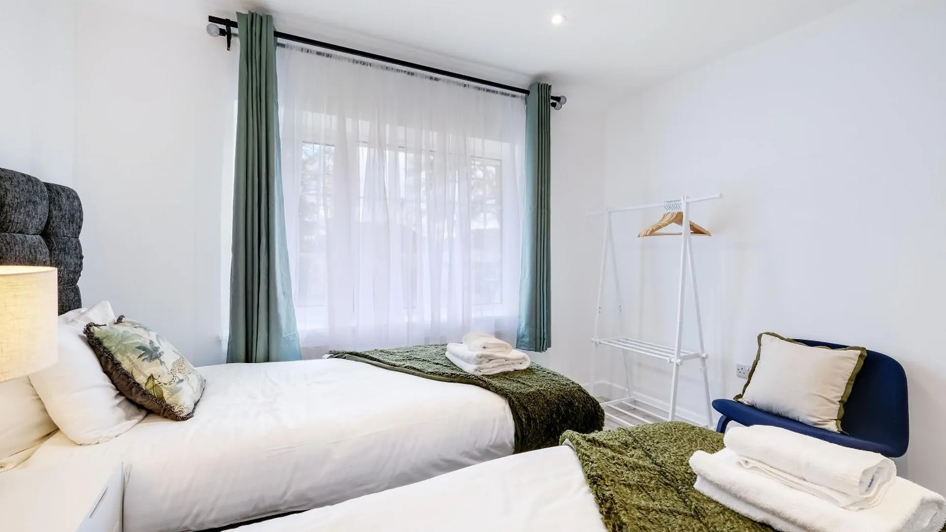 Bright 6 Bedroom 3 Bath House Ideal For Pinewood Studios Iver Holiday home