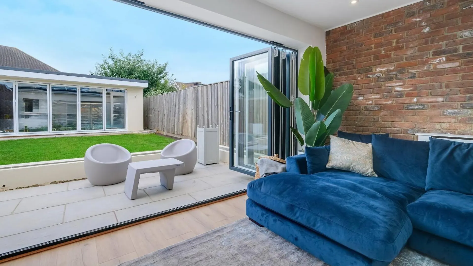 Holiday home Bright 6 Bedroom 3 Bath House Ideal For Pinewood Studios Iver United Kingdom