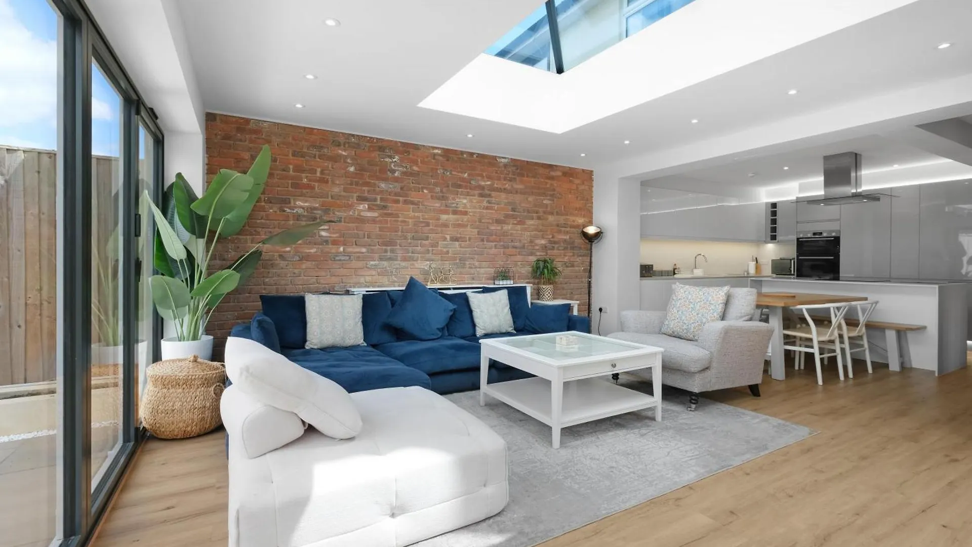 Holiday home Bright 6 Bedroom 3 Bath House Ideal For Pinewood Studios Iver