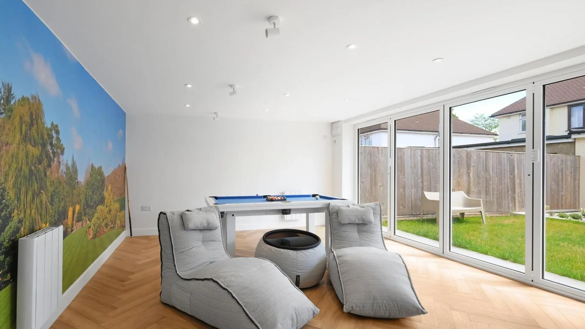 Bright 6 Bedroom 3 Bath House Ideal For Pinewood Studios Iver 0*,  United Kingdom