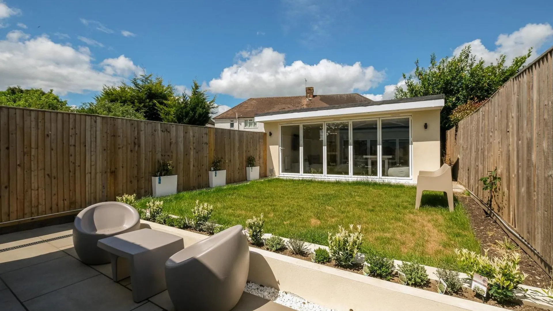 Bright 6 Bedroom 3 Bath House Ideal For Pinewood Studios Iver 0*,  United Kingdom