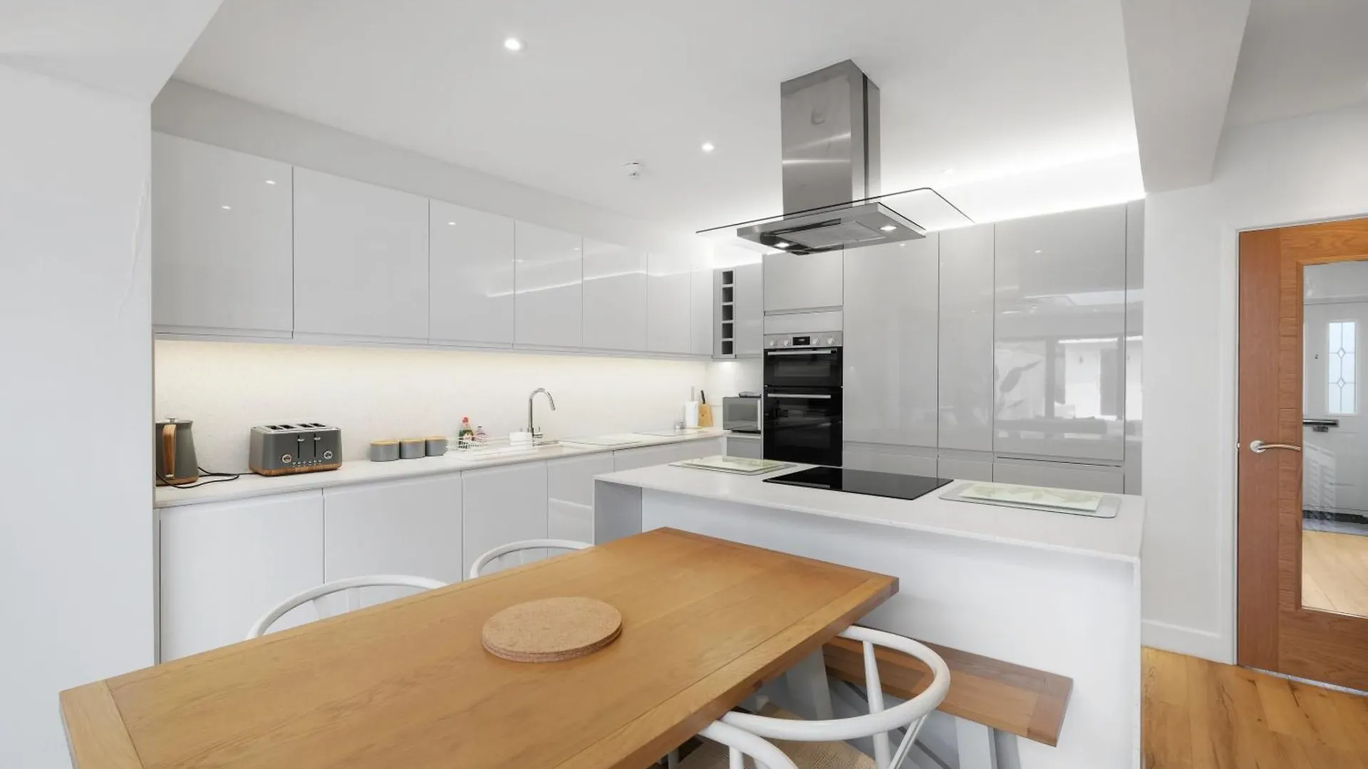 Bright 6 Bedroom 3 Bath House Ideal For Pinewood Studios Iver 0*,