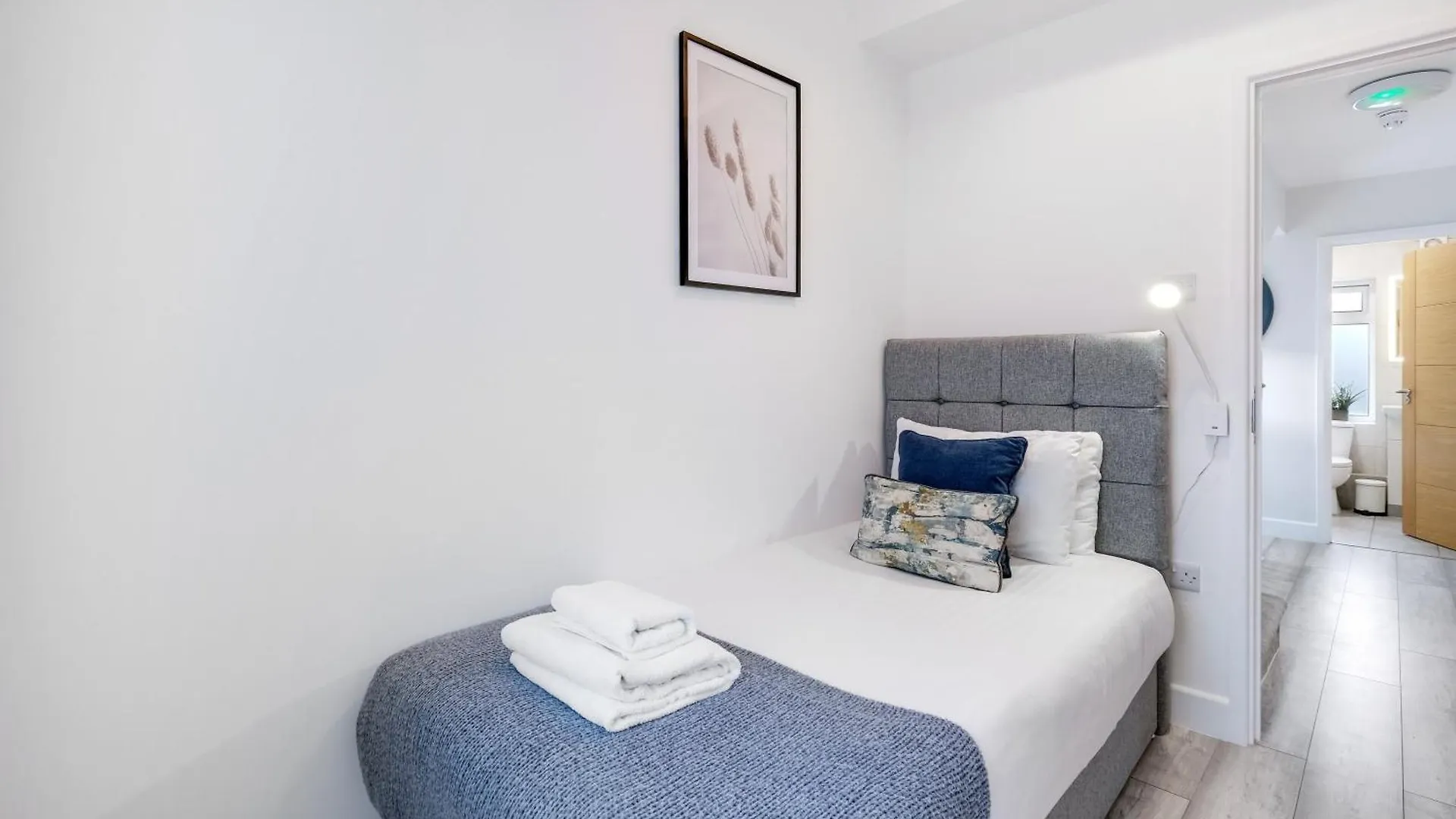 Bright 6 Bedroom 3 Bath House Ideal For Pinewood Studios Iver Holiday home
