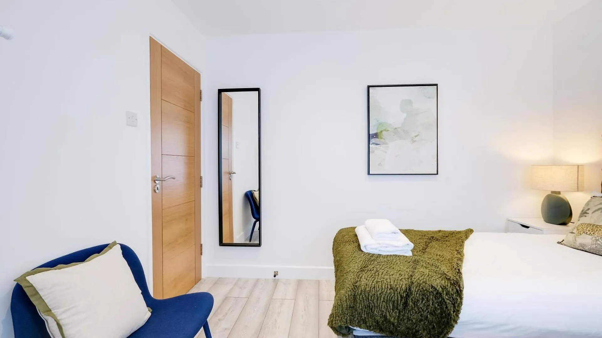 Holiday home Bright 6 Bedroom 3 Bath House Ideal For Pinewood Studios Iver United Kingdom