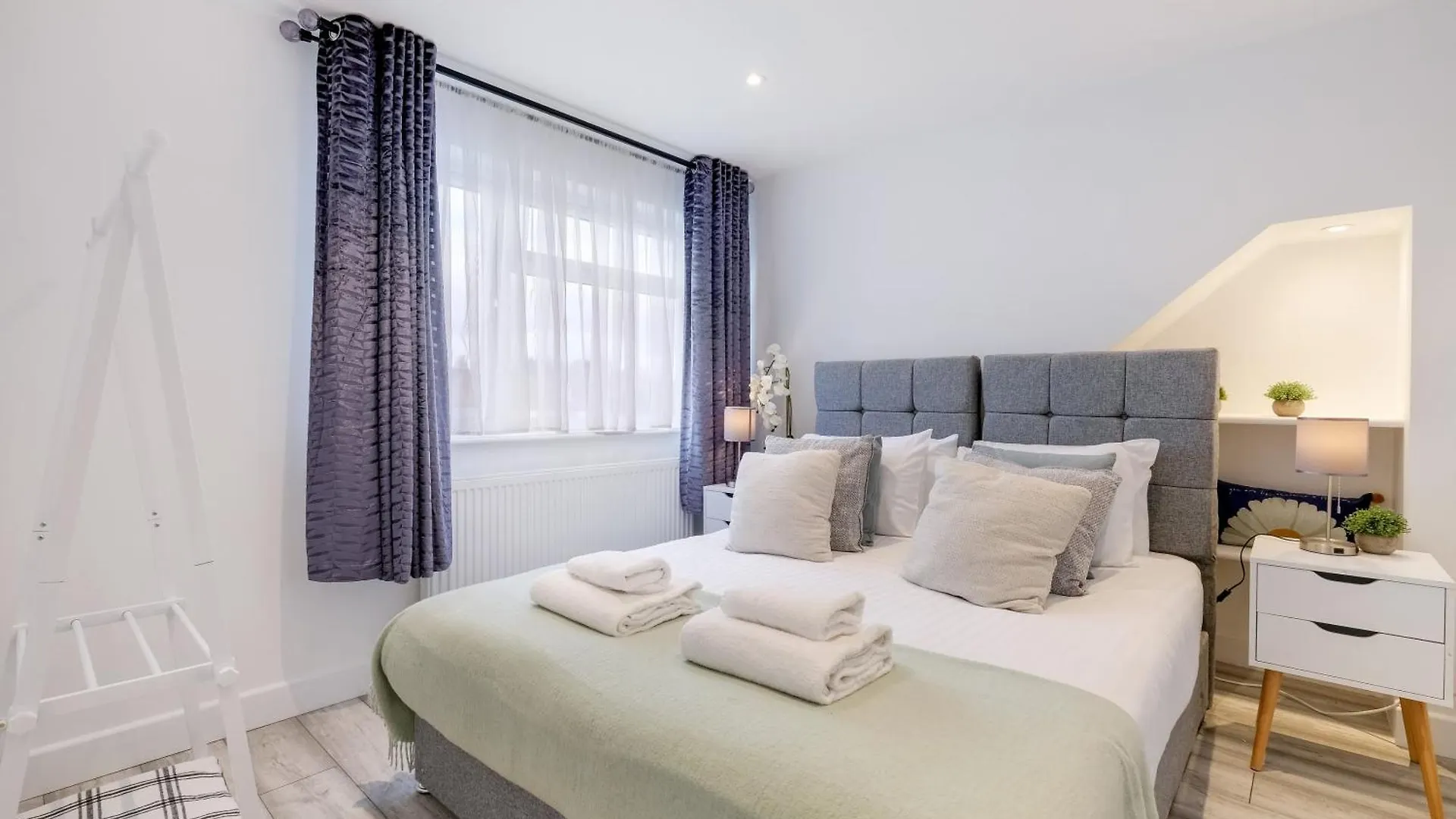 Holiday home Bright 6 Bedroom 3 Bath House Ideal For Pinewood Studios Iver United Kingdom