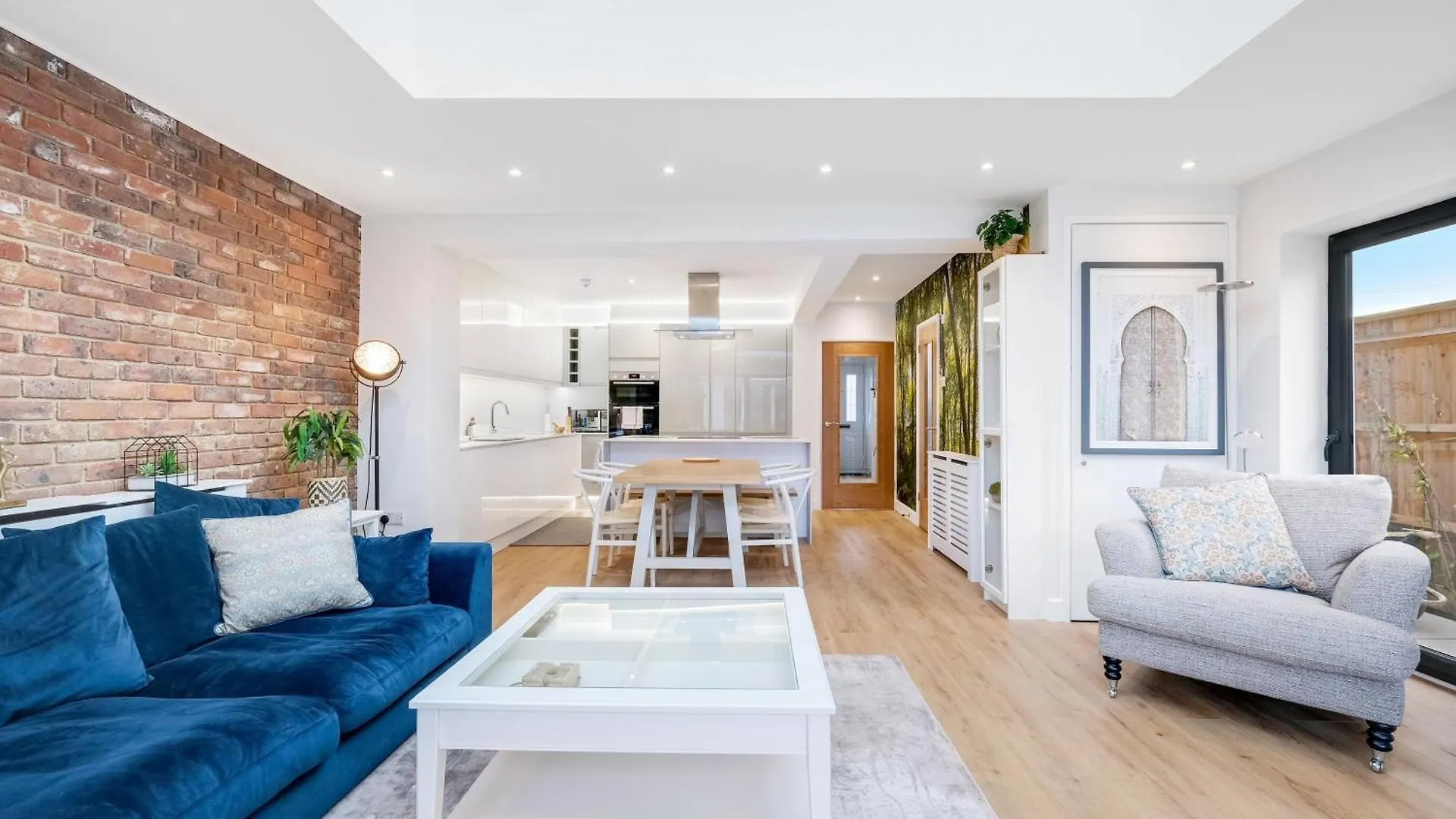 Bright 6 Bedroom 3 Bath House Ideal For Pinewood Studios contacts
