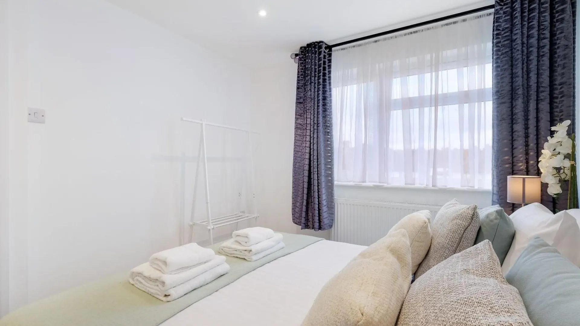 Bright 6 Bedroom 3 Bath House Ideal For Pinewood Studios Iver