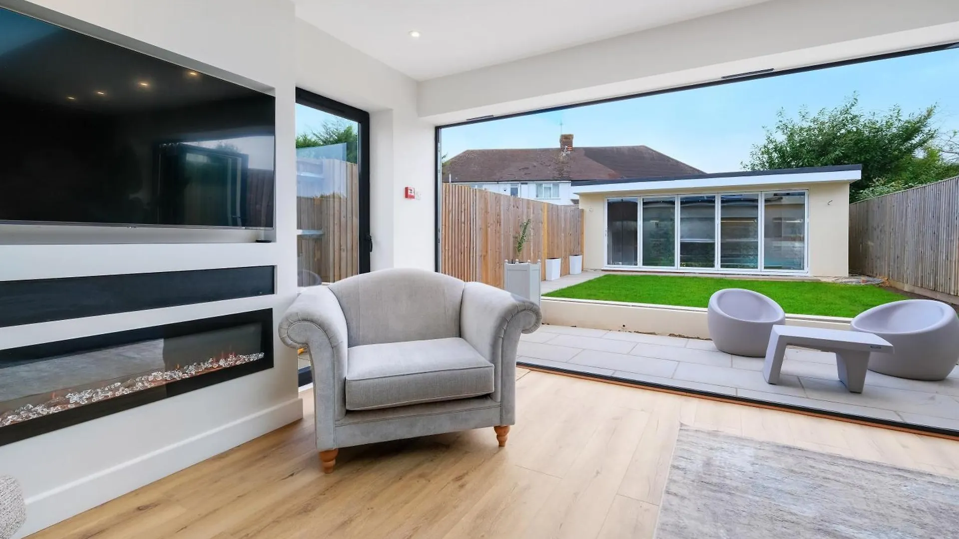 Bright 6 Bedroom 3 Bath House Ideal For Pinewood Studios Iver 0*,  United Kingdom