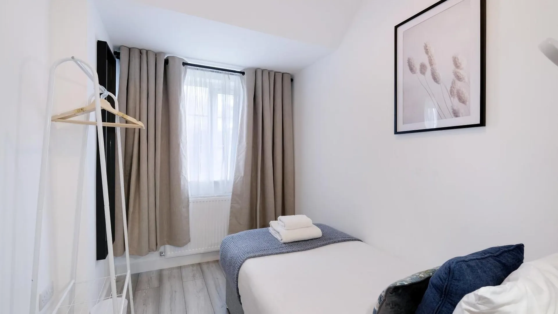 Holiday home Bright 6 Bedroom 3 Bath House Ideal For Pinewood Studios Iver