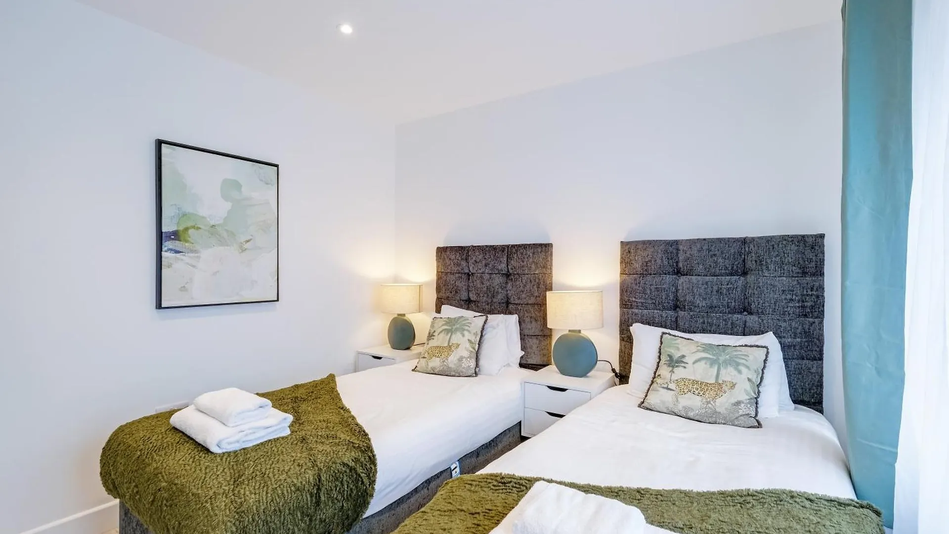 Bright 6 Bedroom 3 Bath House Ideal For Pinewood Studios Iver