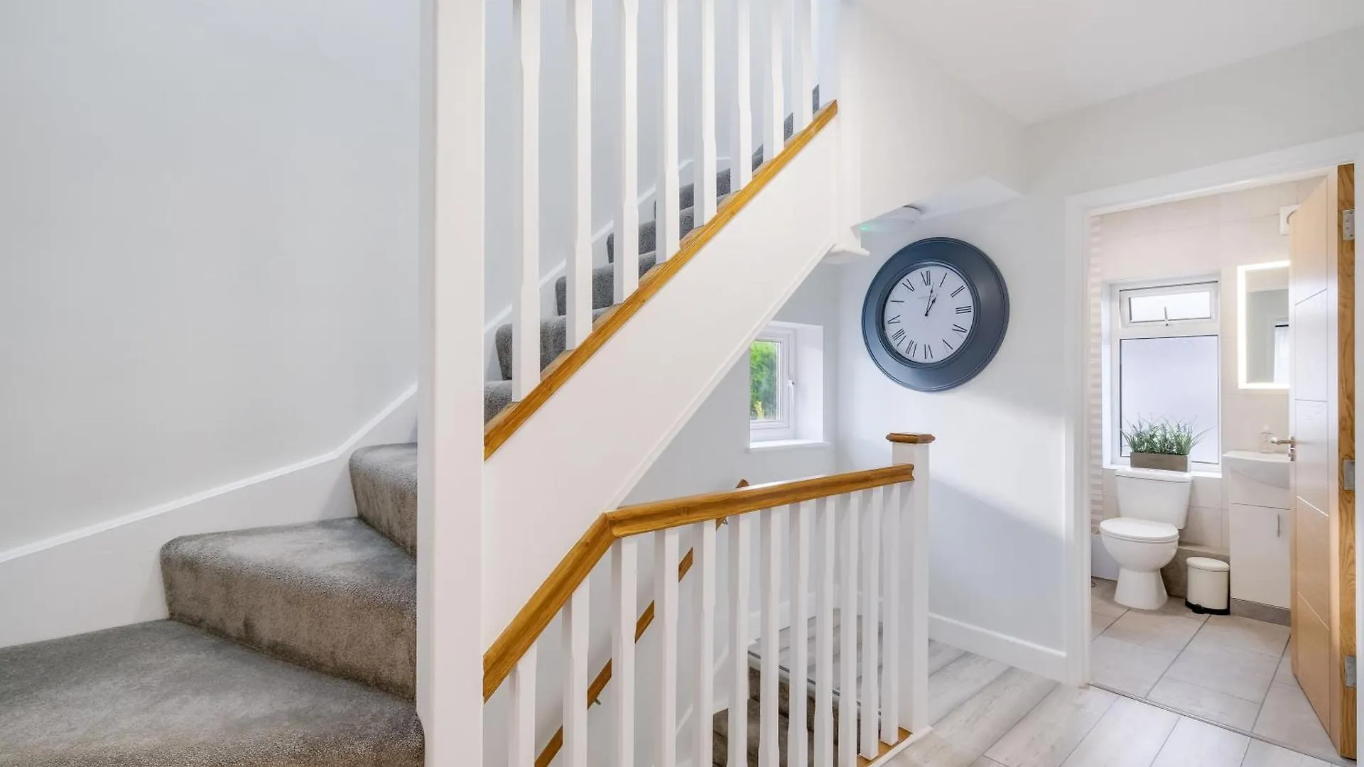 Bright 6 Bedroom 3 Bath House Ideal For Pinewood Studios Iver Holiday home