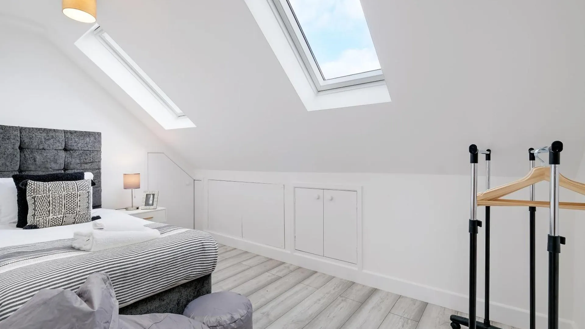 Bright 6 Bedroom 3 Bath House Ideal For Pinewood Studios Iver Holiday home