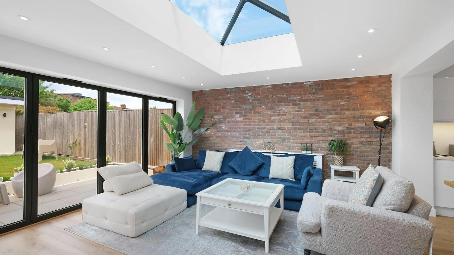 Bright 6 Bedroom 3 Bath House Ideal For Pinewood Studios Iver