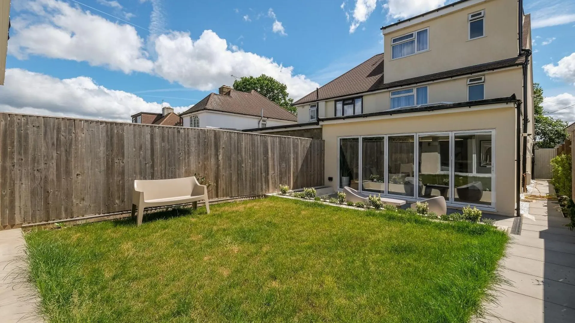Bright 6 Bedroom 3 Bath House Ideal For Pinewood Studios Iver Holiday home